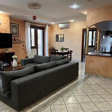Roccis Evergreen House Apartment