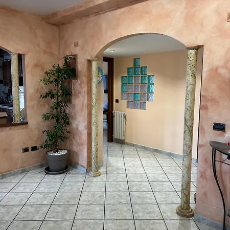 Roccis Evergreen House Apartment